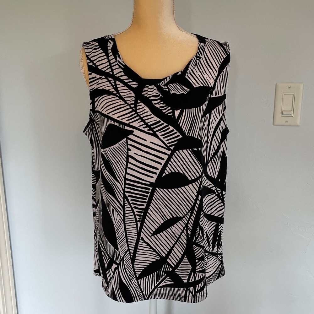 Kasper Black and White Patterned Spandex Sleeveless Top perfect for layering!
